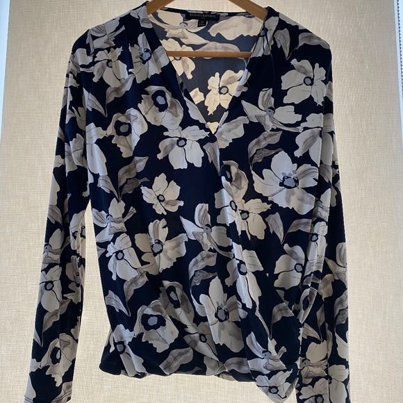 Banana Republic crossover long sleeve shirt - Picture 1 of 2